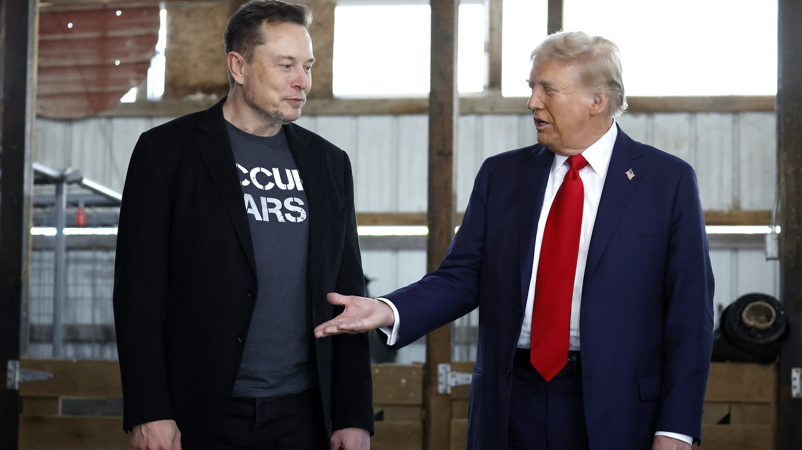 Trump Won T Stop Openly Shading Elon Musk For Hanging Around Mar A Lago