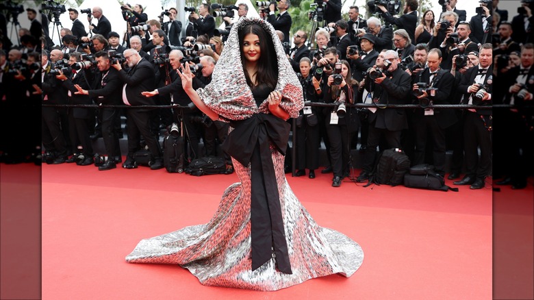 Aishwarya Rai Bachchan posing on the red carpet