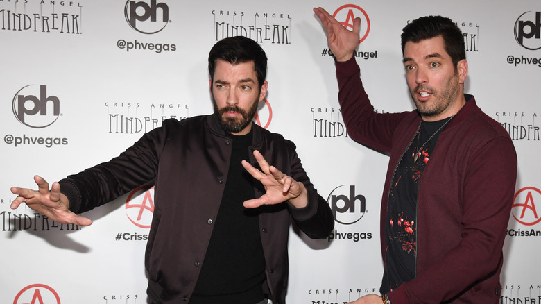 Jonathan and Drew Scott posing