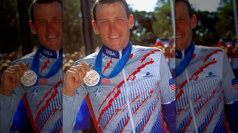 Lance Armstrong holding his medal