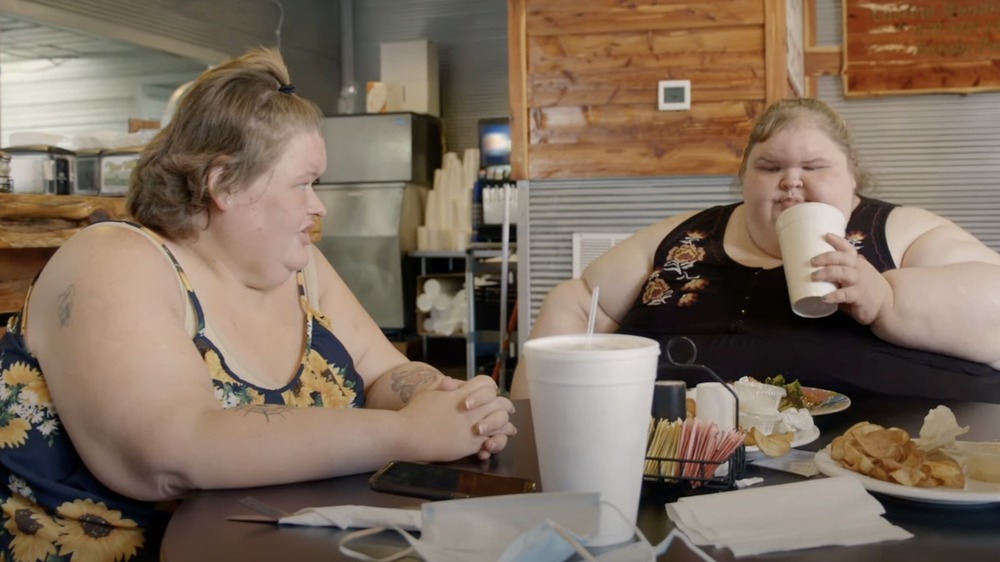 Amy and Tammy Slaton eating at a restaurant