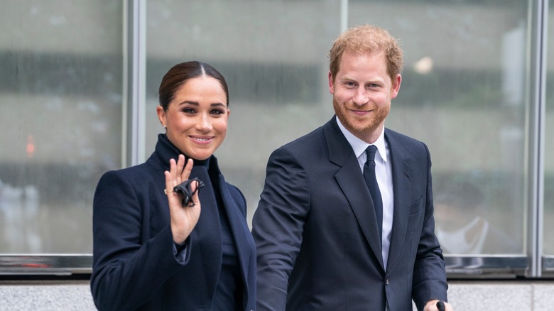 harry and meghan waving 