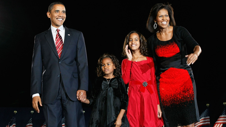 Barack and Michelle Obama posing with their kids