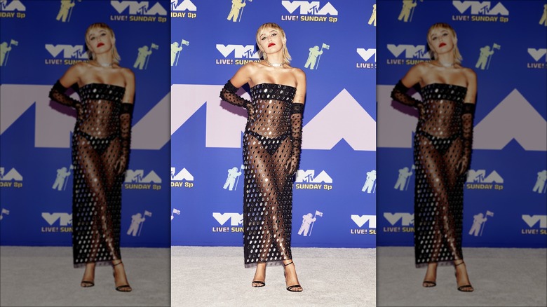 Miley Cyrus posing at VMAs