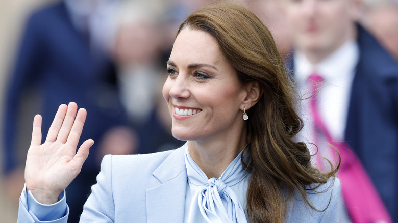 Catherine waving to crowd