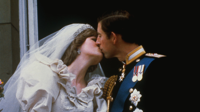 Charles and Diana wedding kiss 