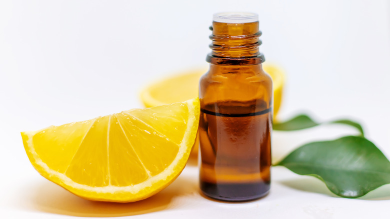 lemon essential oil and lemon slice