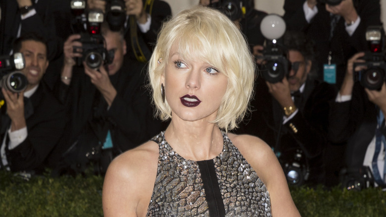 Taylor Swift posing with her platinum blonde hair at the 2016 Met Gala