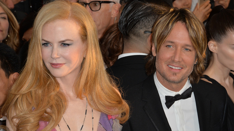 Nicole Kidman and Keith Urban posing in crowd