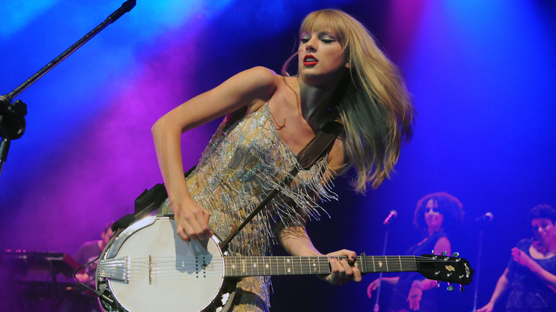 Taylor Swift playing the banjo