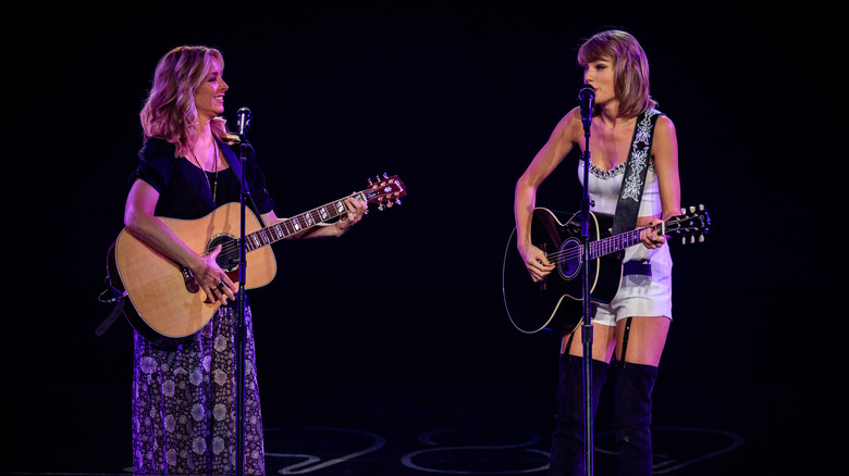 Taylor Swift and Lisa Kudrow singing