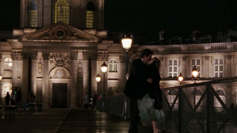 Carrie and Big kissing in Paris