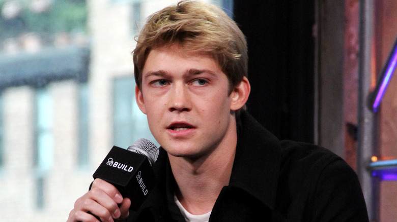 Joe Alwyn speaking