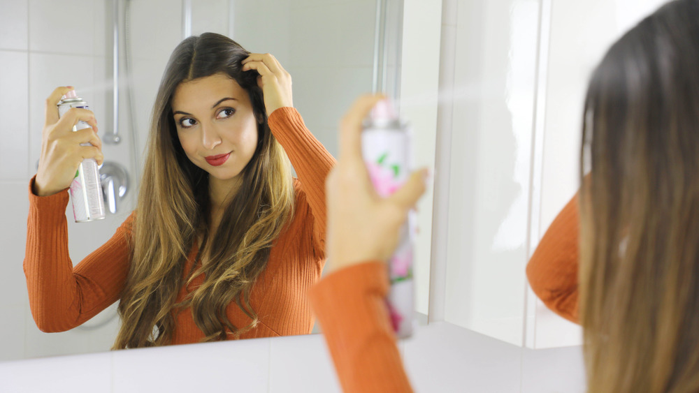 woman using dry shampoo