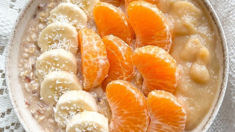 Porridge with bananas, oranges, and unsweetened applesauce 