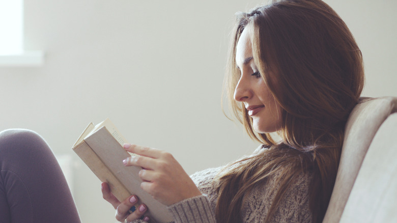 Pregnant woman reading