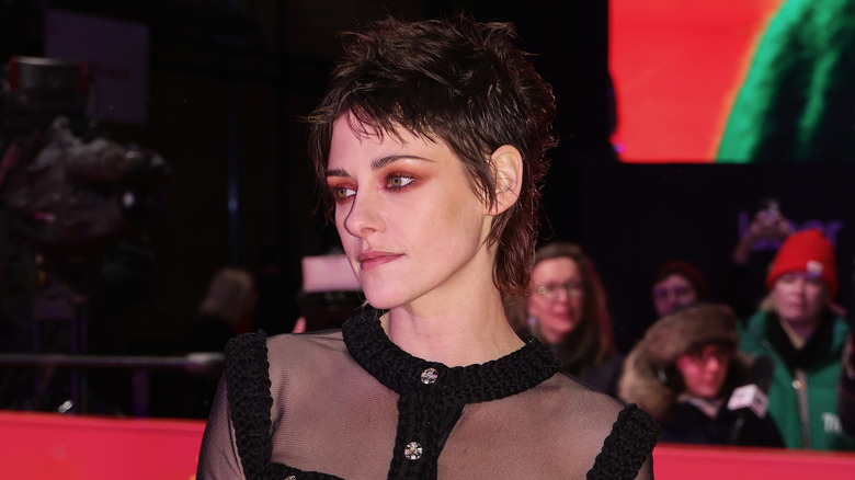 Kristen Stewart posing mixie haircut