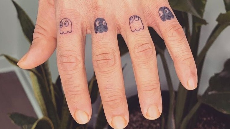 25 Finger Tattoos You Will Be Obsessed With In 2023