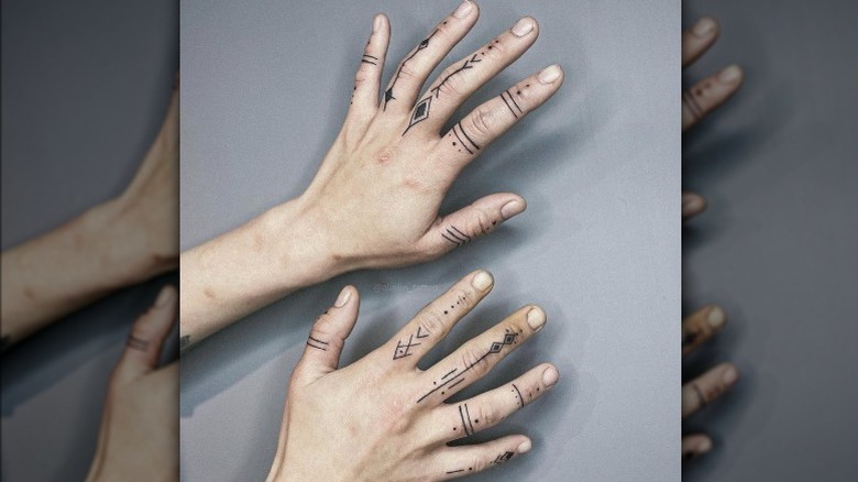 25 Finger Tattoos You Will Be Obsessed With In 2023