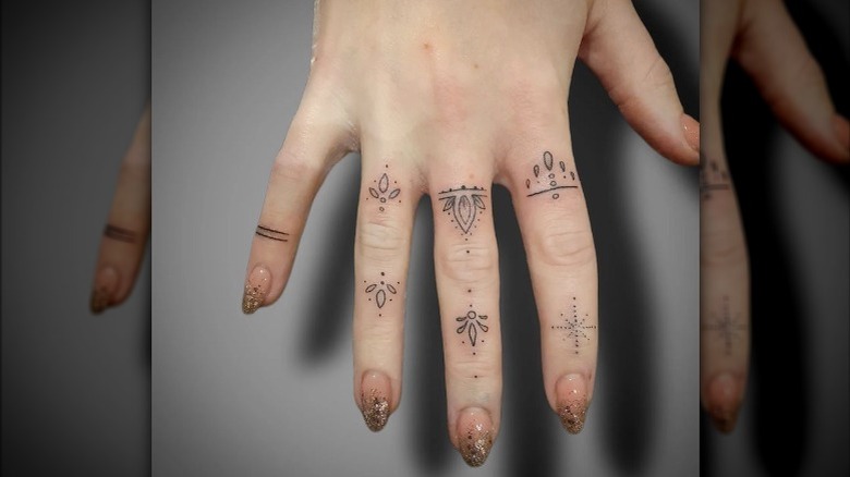 Inner finger tattoos, 5 years old with a touch up using a slightly thicker  needle : r/agedtattoos