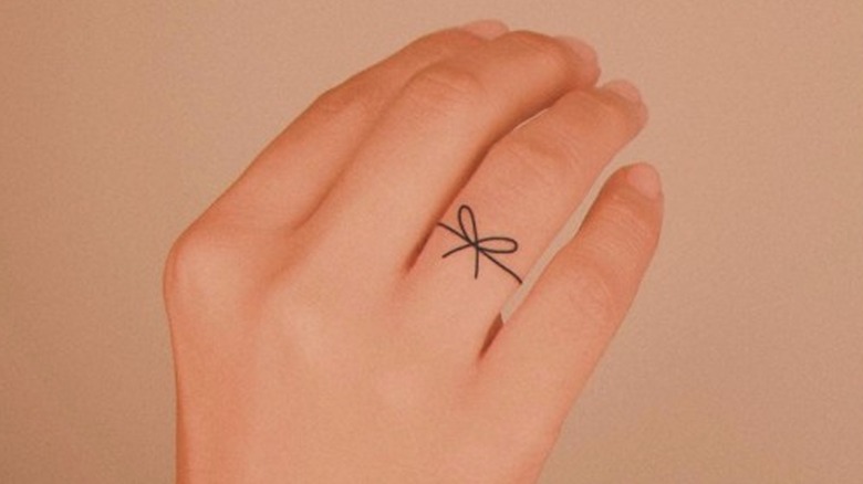 25 Finger Tattoos You Will Be Obsessed With In 2023