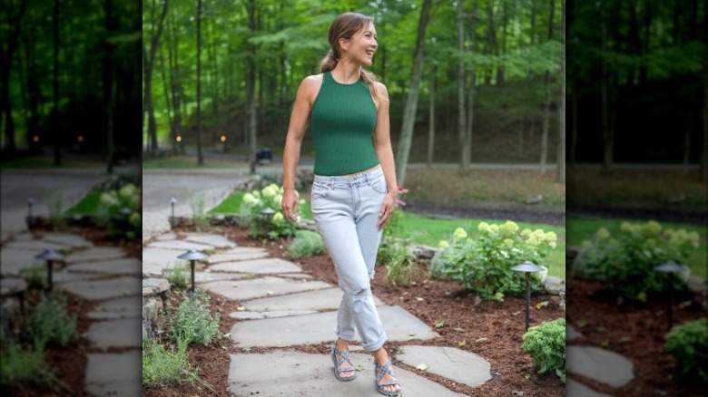 Model wearing light blue jeans