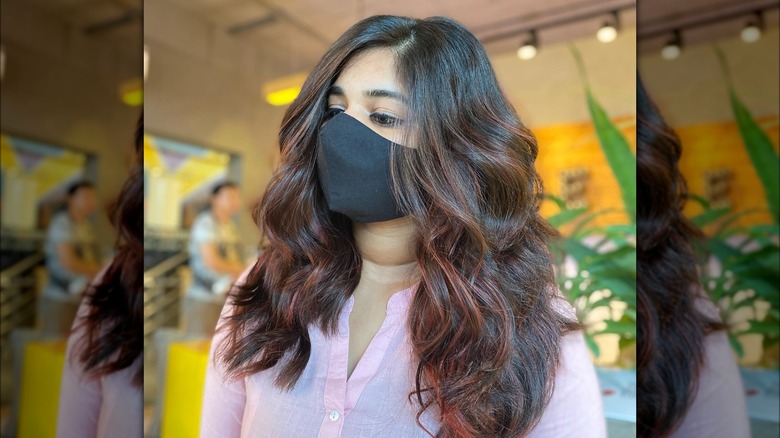 Brunette woman with strawberry-colored highlights