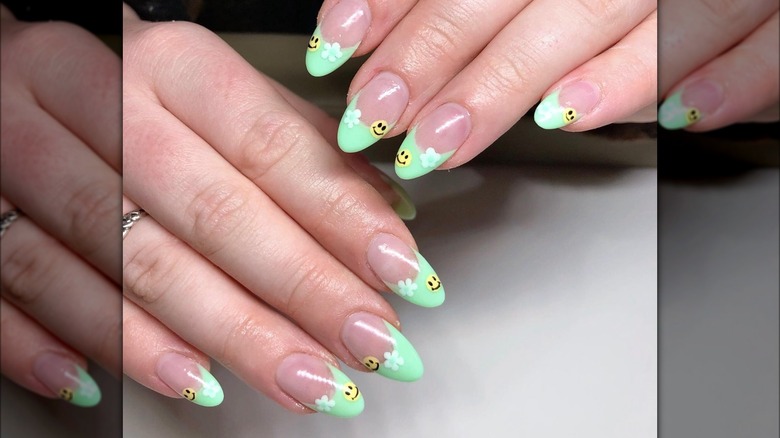 Mint green '70s French tips