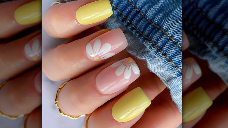 Yellow nails with daisy nail art