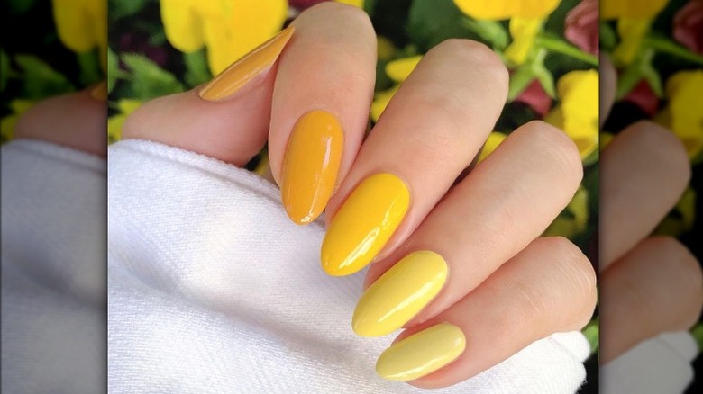 Yellow gradient manicure