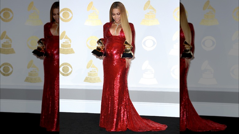 Beyoncé holding Grammys