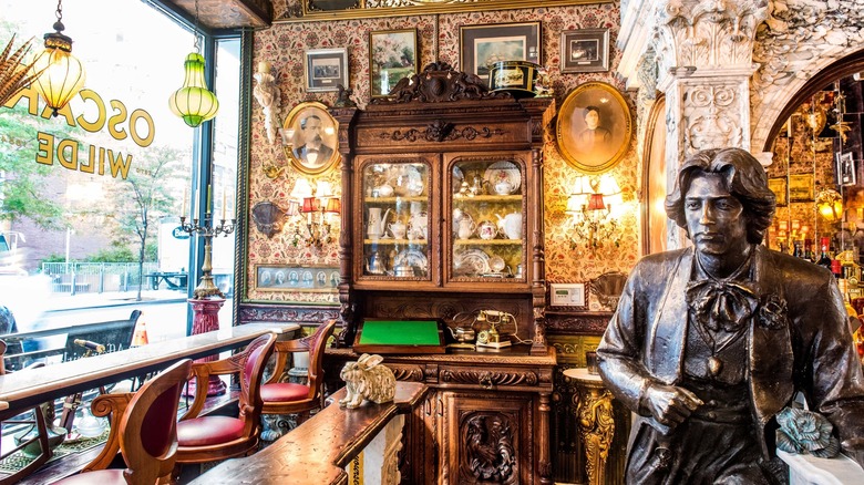 inside Oscar Wilde bar in New York