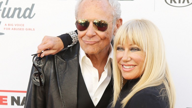 Alan Hamel and Suzanne Somers hugging