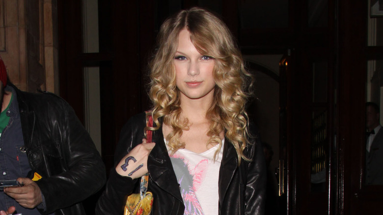 Taylor Swift with 13 on her hand