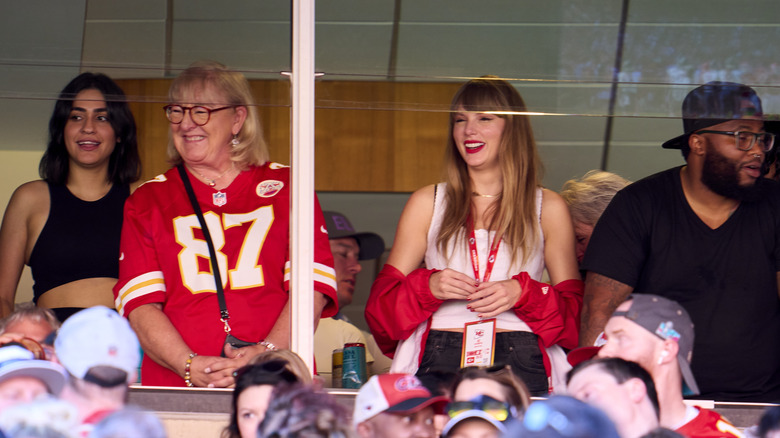 donna kelce and taylor swift at arrowhead stadium