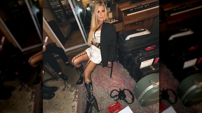 Jessica Simpson in the recording studio