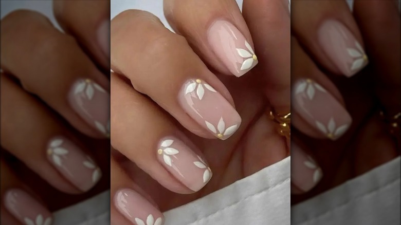 nude manicure with daisies 