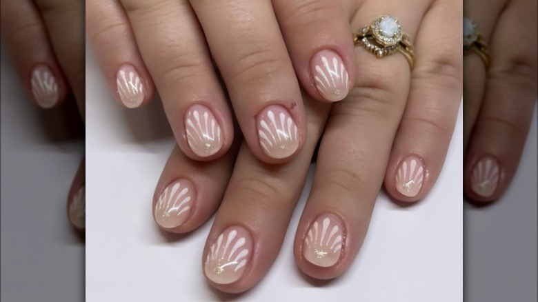 Seashell short manicure 