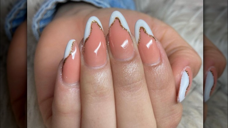 Manicure that looks like snow on tips