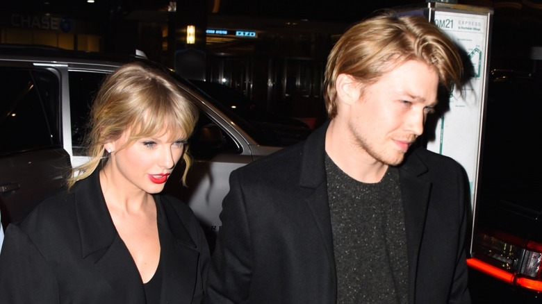 Taylor Swift Joe Alwyn walking