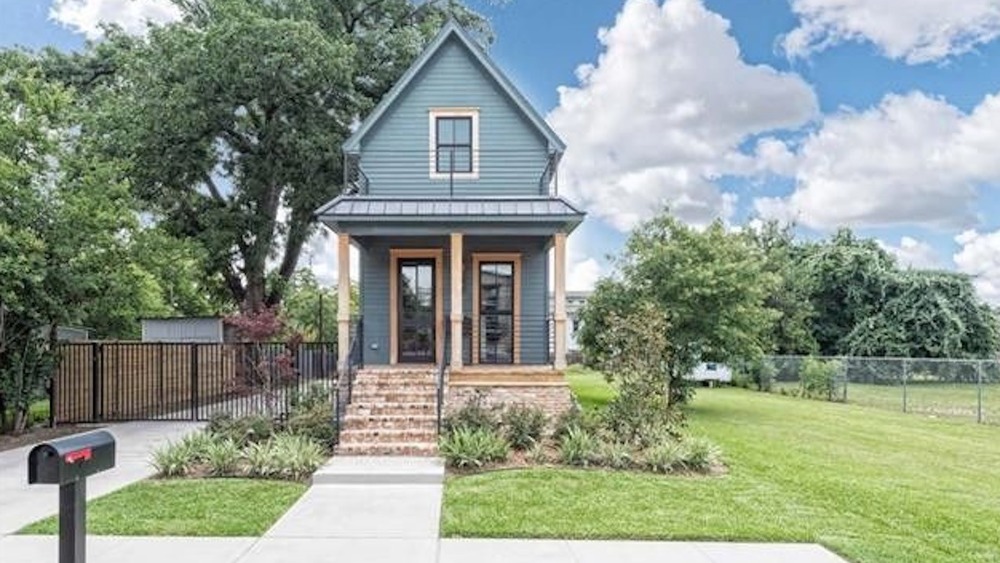 The exterior of the Shotgun House from Fixer Upper