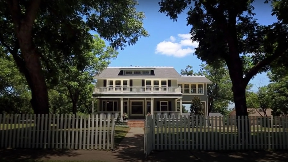 The exterior of The Nut House from Fixer Upper