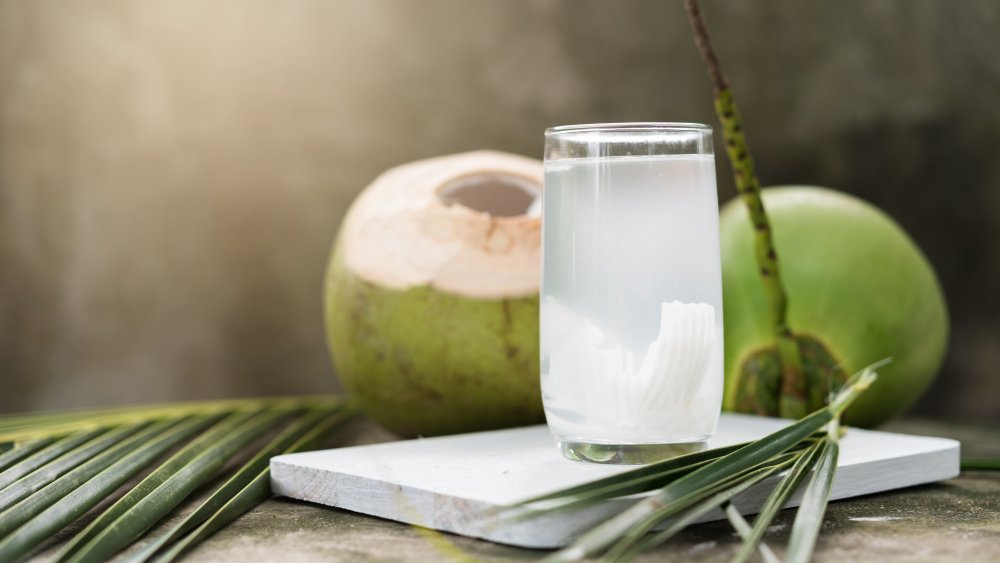coconut water, a beverage you should drink while pregnant