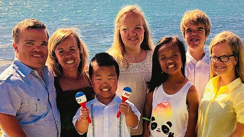 The stars of 7 Little Johnstons pose on vacation together