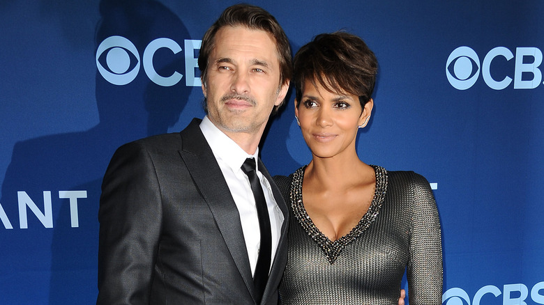 Halle Berry and Olivier Martinez posing for photos