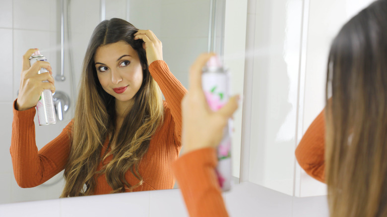 woman using dry shampoo