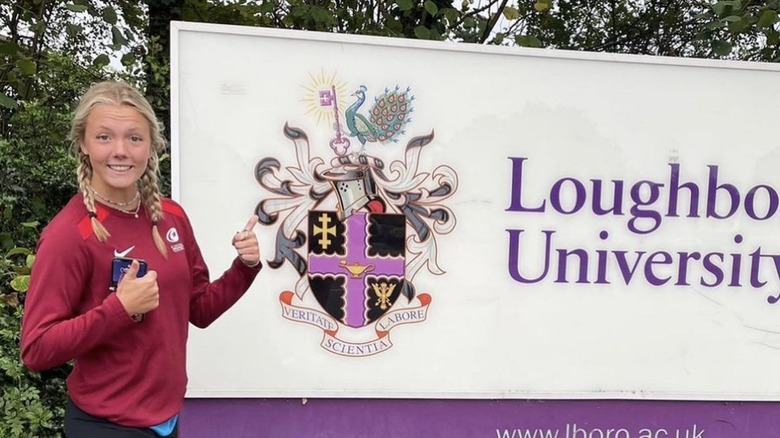 Amelie Anstead posing with college sign