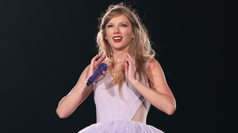 Taylor Swift performing