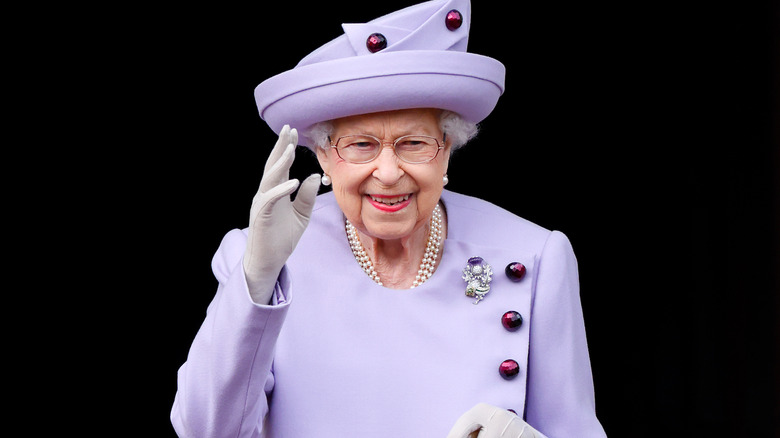 Queen Elizabeth waving 