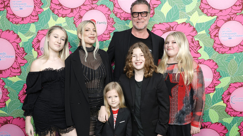 Tori Spelling and Dean McDermott with their kids